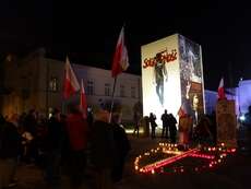 Mahnwache vor dem Präsidentenpalast für die beim Flugzeugabsturz 2010 in Smolensk ums Leben gekommenen Politiker und Generäle
