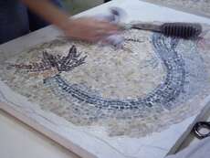 Letzer Schliff am Mosaik – die Nachbildungen der antiken Mosaike werden zugunsten der Organisation verkauft