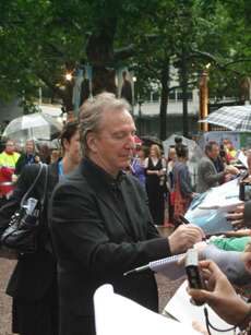 Snape verteilt Autogramme an nasse Fans