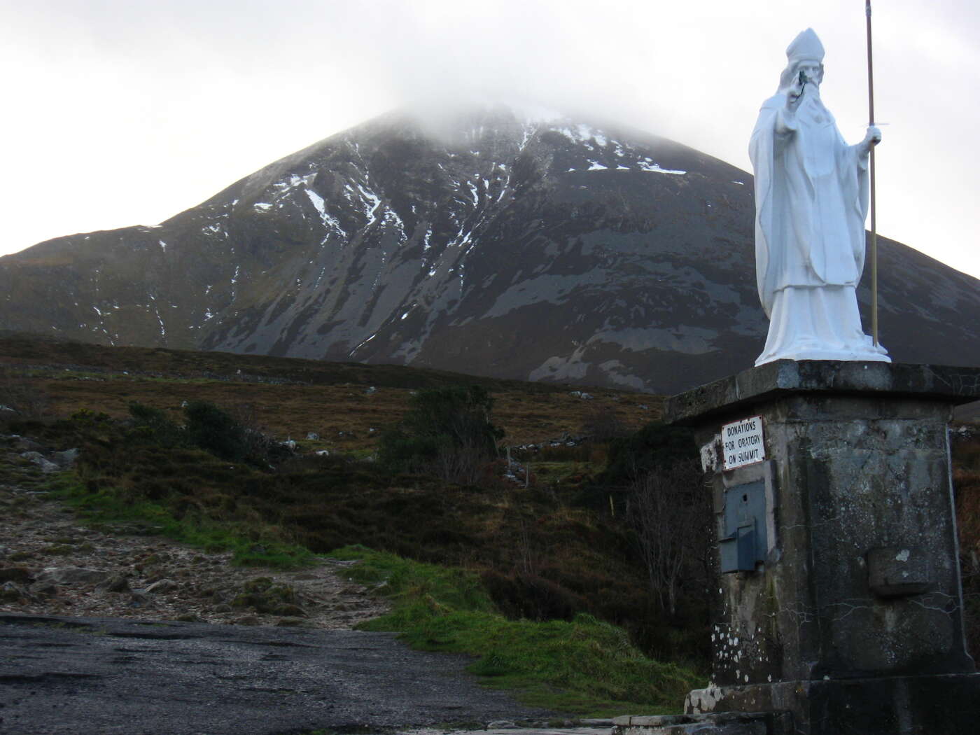 Statue des St. Patrick vor dem Crough Patrick