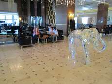 Hotellobby mit "unsichtbarem" Elefant