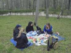 Picknick im Retiro-Park mit Mitfreiwilligen Nicole und Yuna und Alicia und Sema