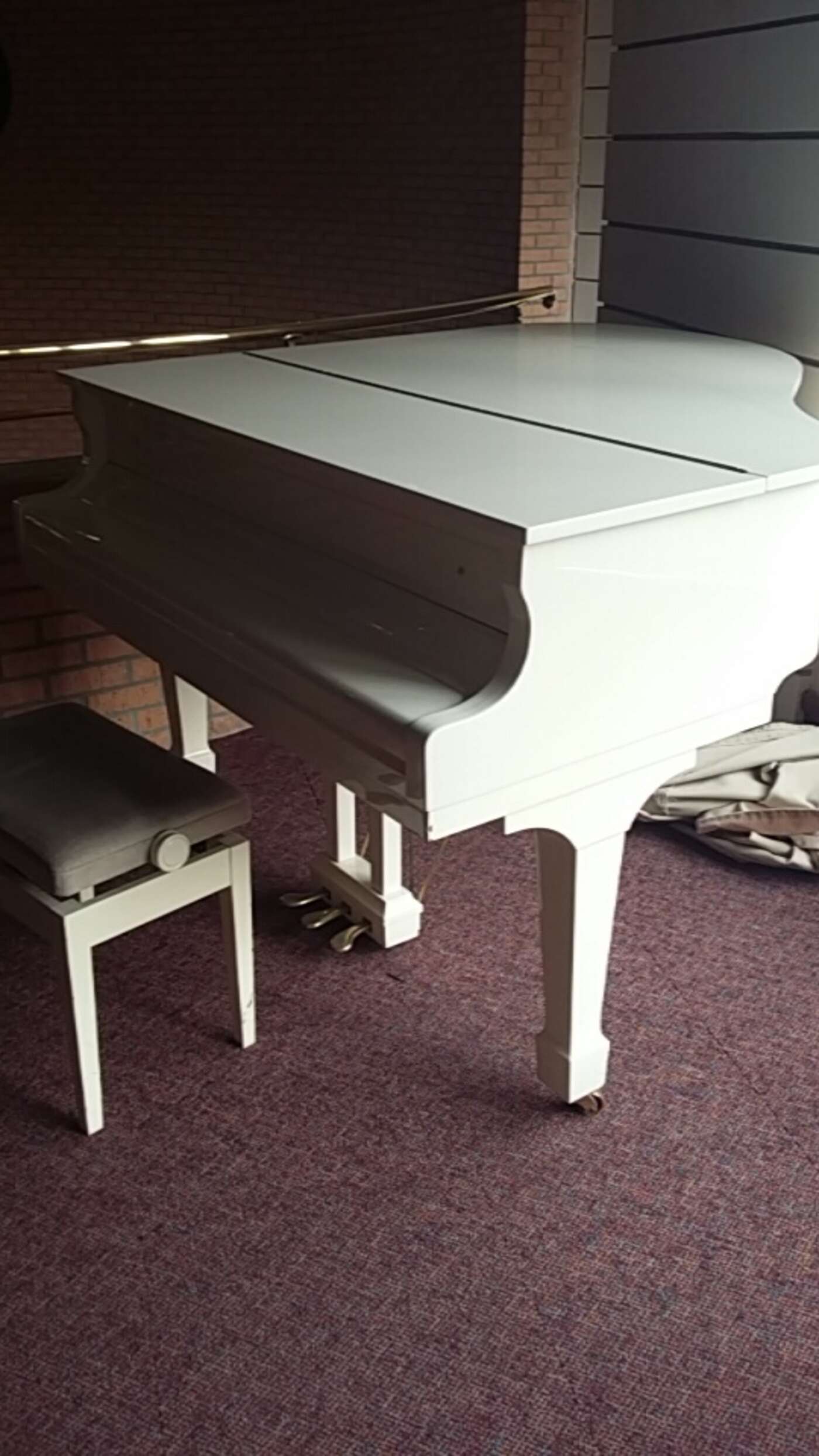 Es existiert ein Klavier in der Schule ! *.*