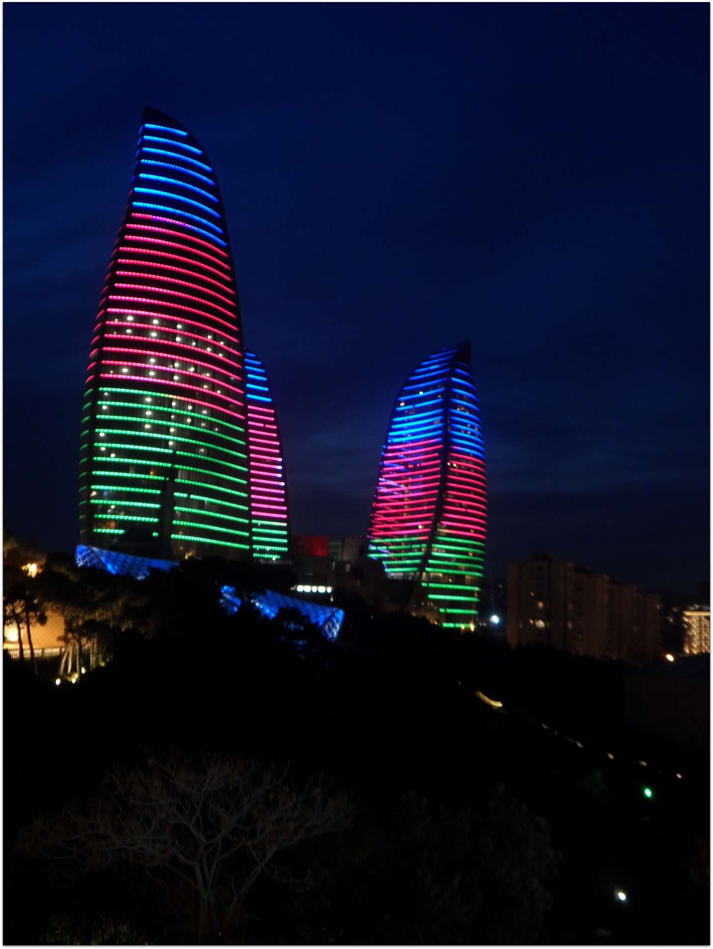 Die Flames Towers bei Nacht.