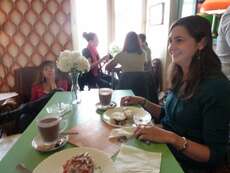 Elisabeth mit unsern Toast und unseren heißen Schokoladen (sie hatten KEINEN Tee mehr!) im wunderschönen Café Lolina