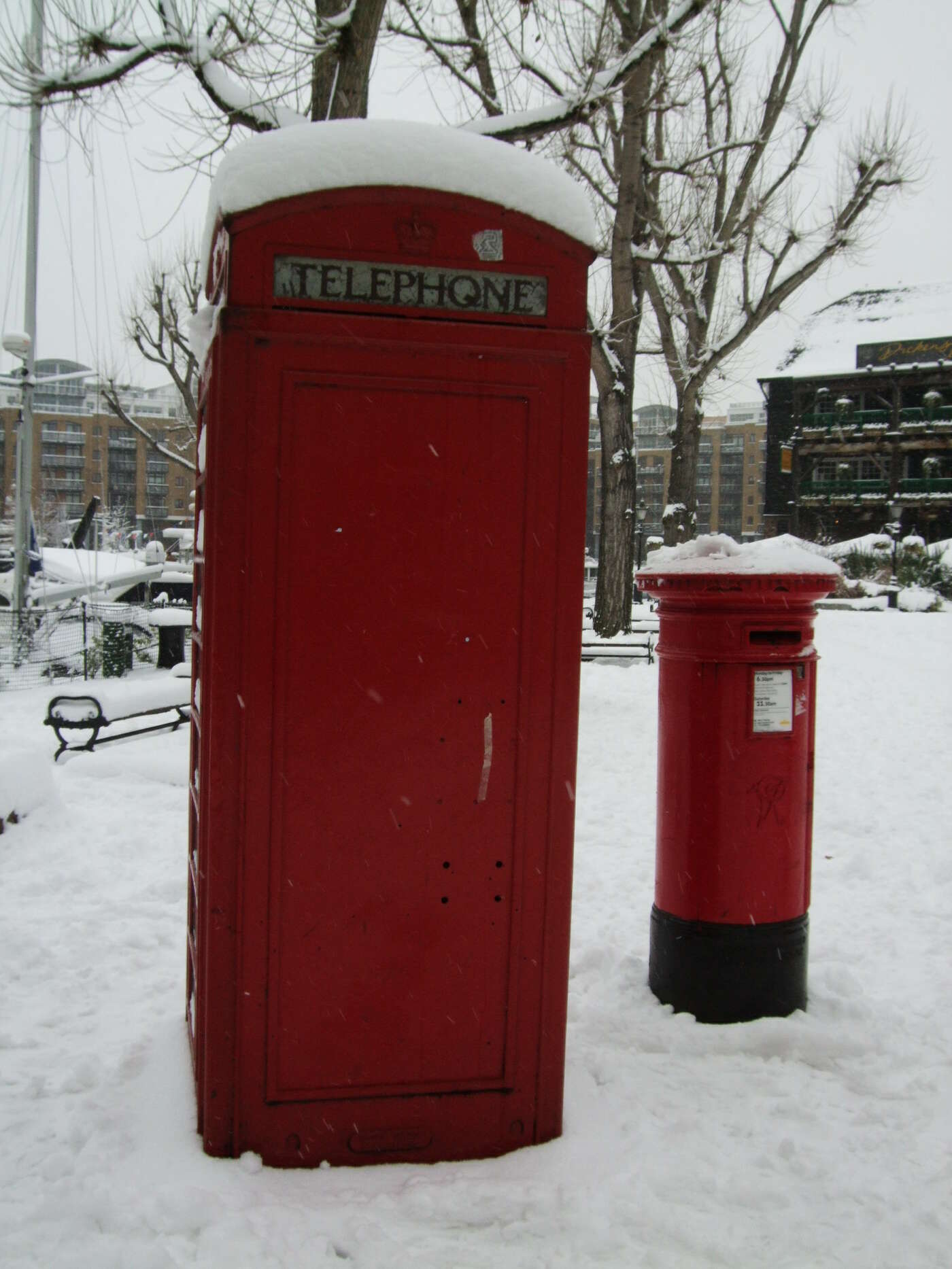 Schnee auf Londons Telefonzellen