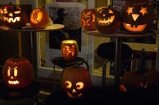 Die Kürbisse vom "Pumpkin Carving" (Unsere sind die beiden ganz oben rechts)