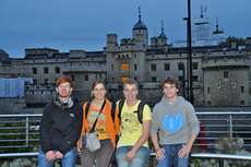 Ich, Jana, Marcel, Norman vor dem Tower of London