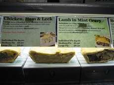 links: Hünchen, Schinken und Leek-Kuchen, rechts: Lamm in Minzsauce-Kuchen