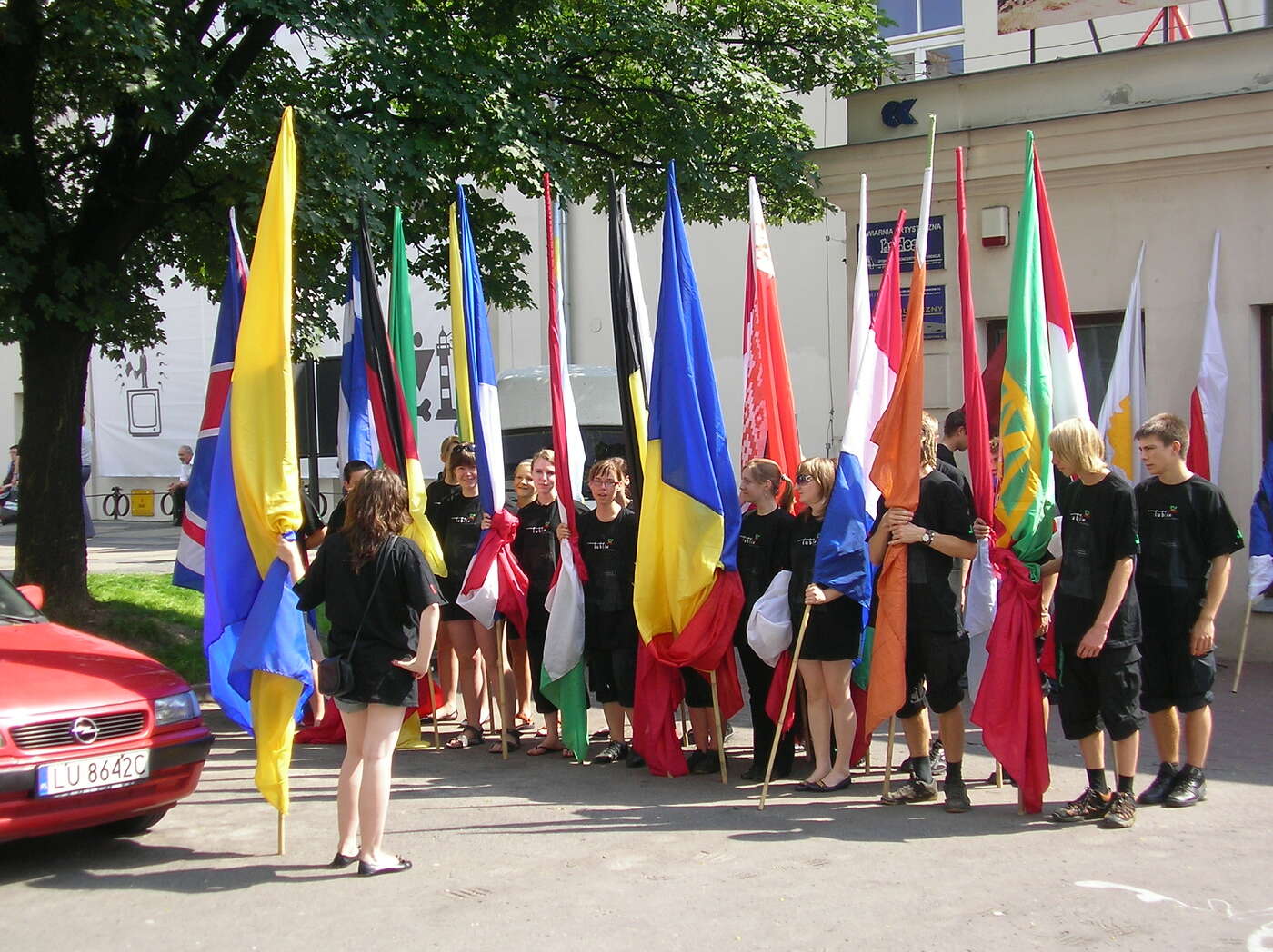 Freiwillige Helfer schwenkten beim Festakt zur Lubliner Union die Fahnen der EU-Mitglieder