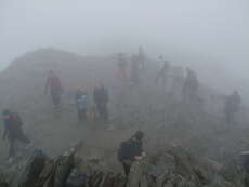 Blick vom Snowdon-Gipfel auf die Gruppe