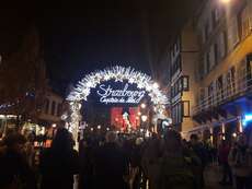 Der Haupteingang zum Straßburger Weihnachtsmarkt strahlt verwegen der konsumwütigen Toursitenscharr entgegen. 