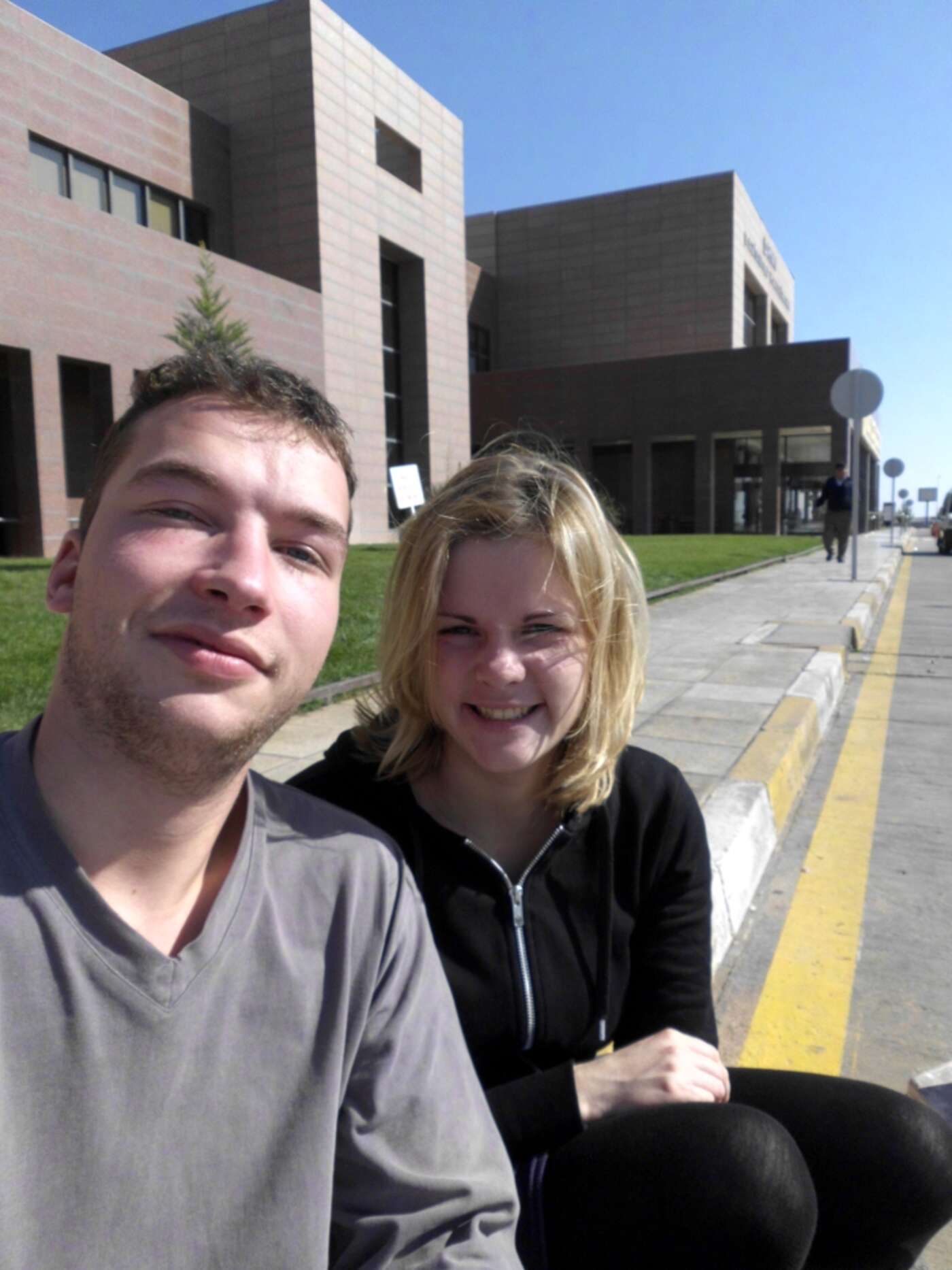 Sabrina und ich fertig aber glücklich am sonnigen Gaziantep Airport