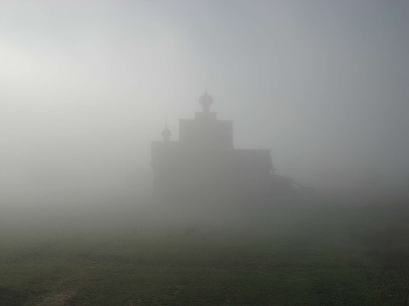Morgens in Хохловка - Die Holzkirche im Nebel.