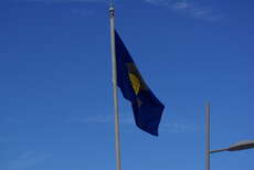 Flagge des Commonwealth am Wegrand
