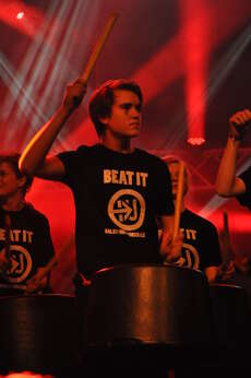 "Beat it" - Eine 20-köpfige Rhythmusgruppe machen Stimmung auf Bühne 2