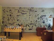 Eine Wand im Jugendcenter, die wir in der ersten Woche mit Motiven der 50er bemalt haben