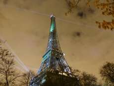 Der Eiffelturm war noch nicht wieder beleuchtet. Die fliegenden Händler, die glitzernde Miniaturtürmchen verkaufen, waren aber schon wieder da.