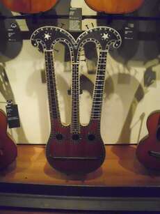 Gitarre spielen mal anders...im Musée de la Musique