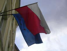 Traute Eintracht. Die polnische und europäische Flagge an einem Europe Direct-Infopunkt in der ostpolnischen Stadt Lublin. Laut der konservativen Zeitung „Rzeczpospolita“ befürworten mittlerweile 85 Prozent der Polen die EU-Mitgliedschaft.