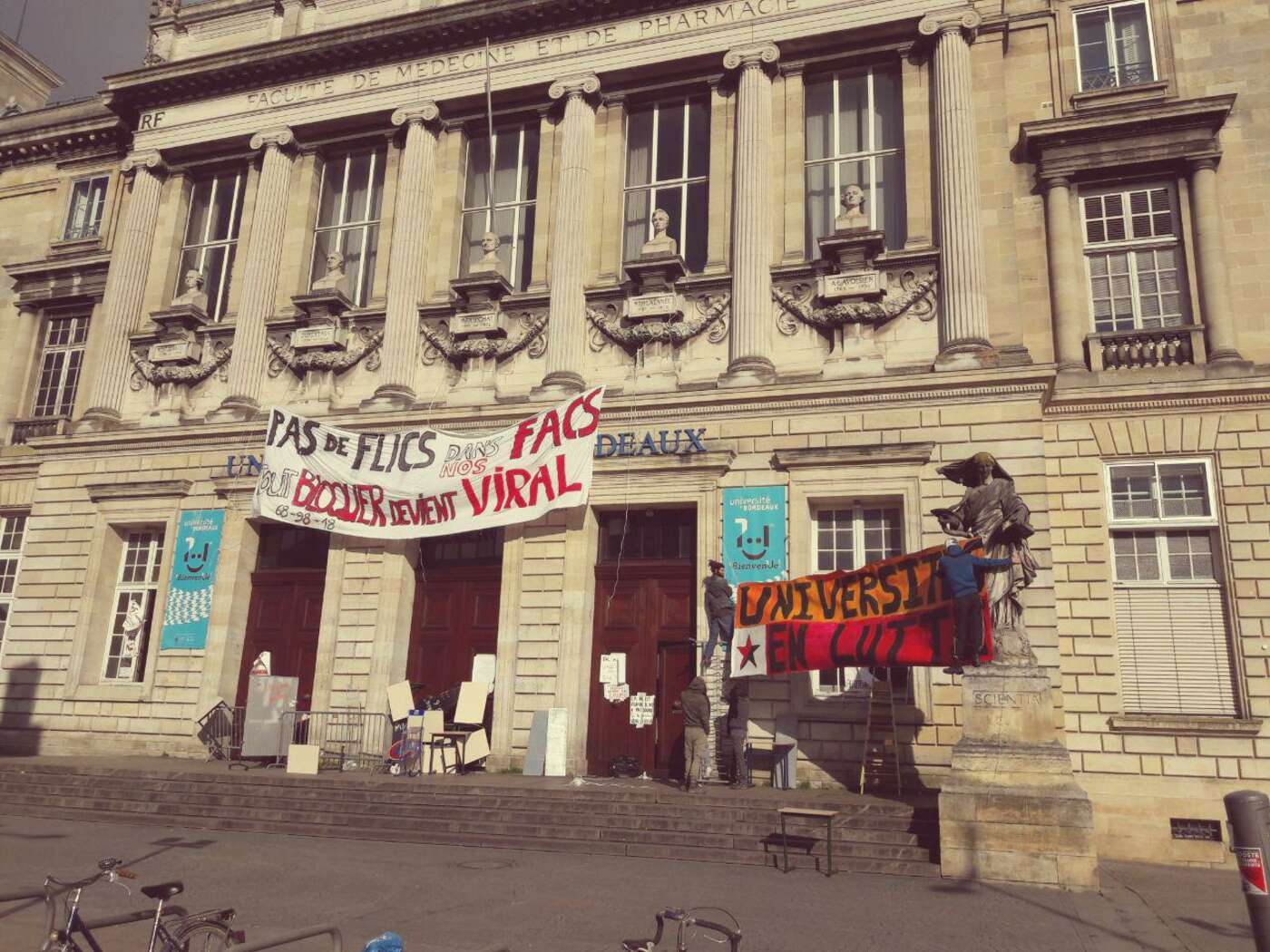 Die Fassade des Gebäudes der Fakultät Victoire in studentischer Hand. 