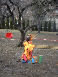 Und klappe die letzte für den Karneval - Caramantran wird verbrannt.