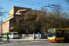 Bäume verdecken die offene Fassade der Bauruine nur im Frühjahr und Sommer (c) Eigentümer des Bildes ist das Marschallamt der Woiwodschaft Lublin