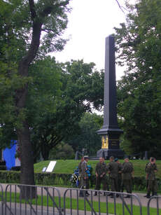 In neuem Glanz und gut bewacht – der Obelisk zum Andenken an die Lubliner Union © Malte Koppe