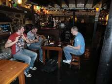 Traditionelle irische Musik im Pub mit Geldscheinen an der Wand