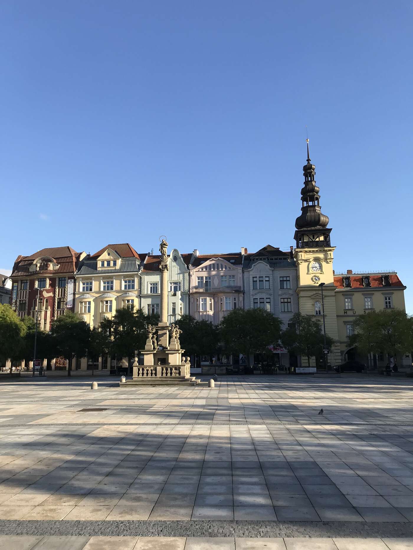 Ostrava's main square (with the old town hall) / La grande place principale d'Ostrava (avec l'ancien Hôtel de Ville)