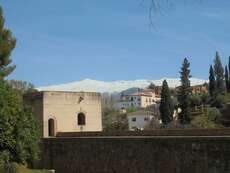 Blick auf die Alhambra in Granada, mit der Sierra Nevada im Hintergrund