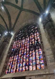 Farbenfrohes Fenster des Doms von Milano // Colourful window of the Duomo of Milano 