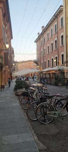 Eine Straße in der Innenstadt Modenas // A street in the city centre of Modena
