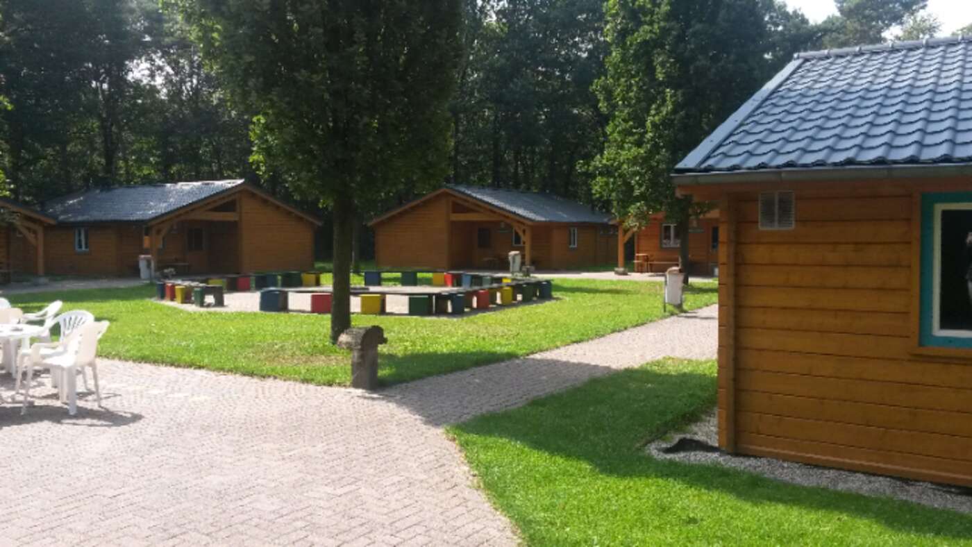 Die Jugendbegegnungsstätte bietet 7 Hütten als Unterkunft.