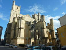 die interessante gebaute Kathedrale von Narbonne direkt vor unserem Tagungszentrum