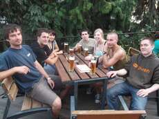 Unsere Freiwilligentruppe bei einem Bier