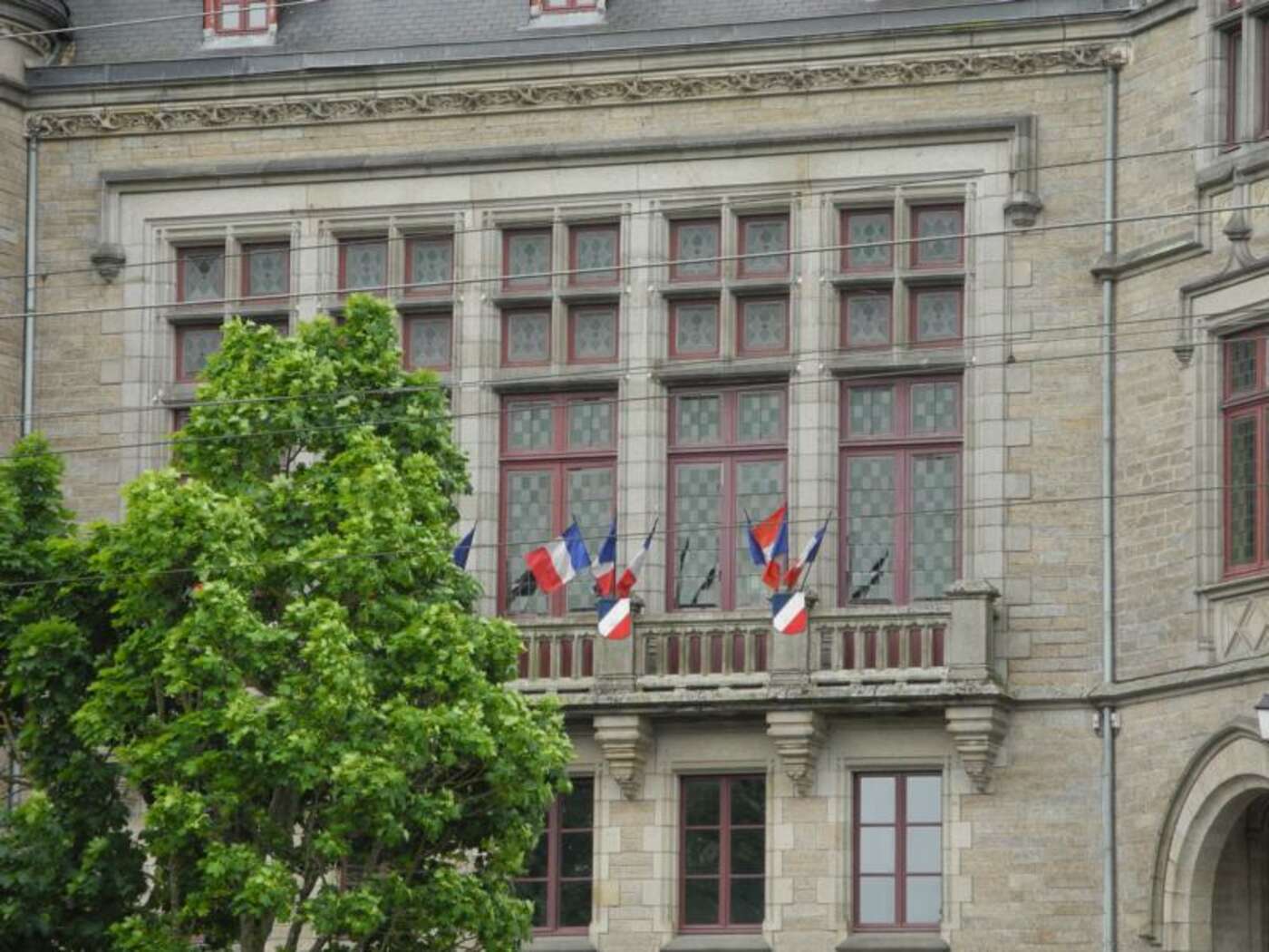 La mairie - mit Flaggen