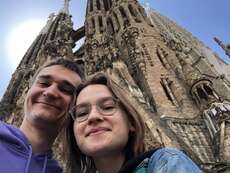 Vor der Sagrada Familia in Barcelona