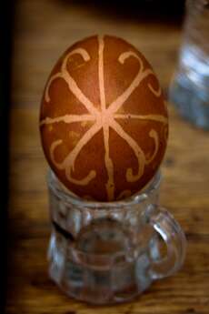 Ein formvollendetes Ei mit dem Widder-Motiv. 