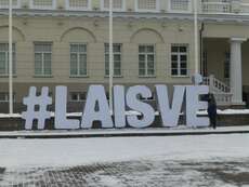 Laisvė - Freiheit. Der Schriftzug vor dem litauischen Präsidentenpalast und ich.
