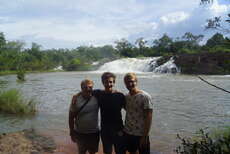 Besuch von Janos/Niels. Im Hintergrund der Tad Fek Wasserfall