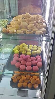 Diese leckeren Macarons hab ich in einer Patisserie in Sedan gesehen *.* Sie kosten 70ct. pro Stück ! :)