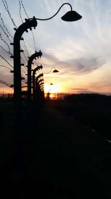 Der Sonnenuntergang in Auschwitz- Birkenau