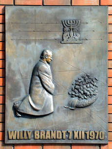 Der Kniefall Willy Brandts im ehemaligen jüdischen Ghetto in Warschau 1970 ist zum Symbol deutscher Sühne für den Zweiten Weltkrieg geworden © Wikimedia Commons