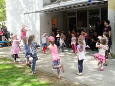 Vorschüler dancing at the Kitafest in June