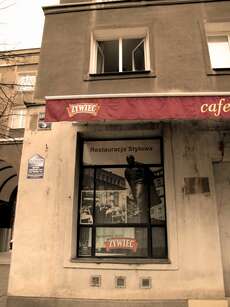 Die nostalgische Bar hat ihre Fenster mit Bildern der alten Leninskulptur beklebt
