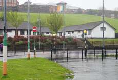 Irische Flagge und markierte Laternenpfähle in Derry