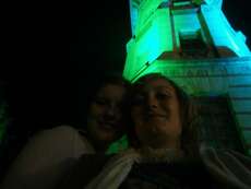 Jolanda und ich vor dem Turm