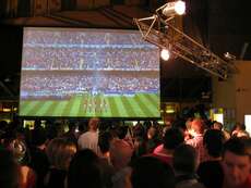 Rugby als Großereignis: Wales vs Australien im Pub mit rund 2000 Menschen