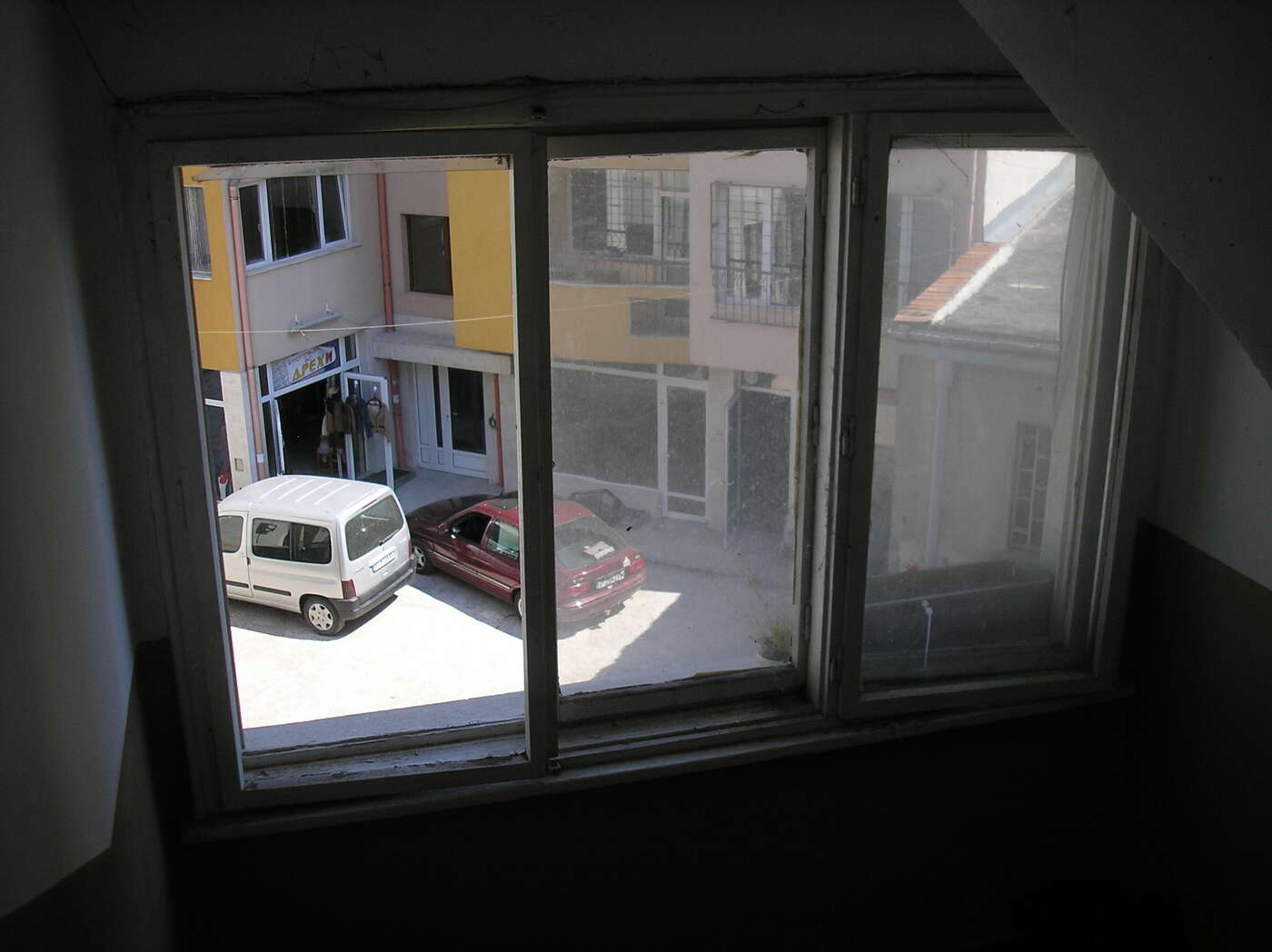 Treppenhaus - links fehlt die Fensterscheibe